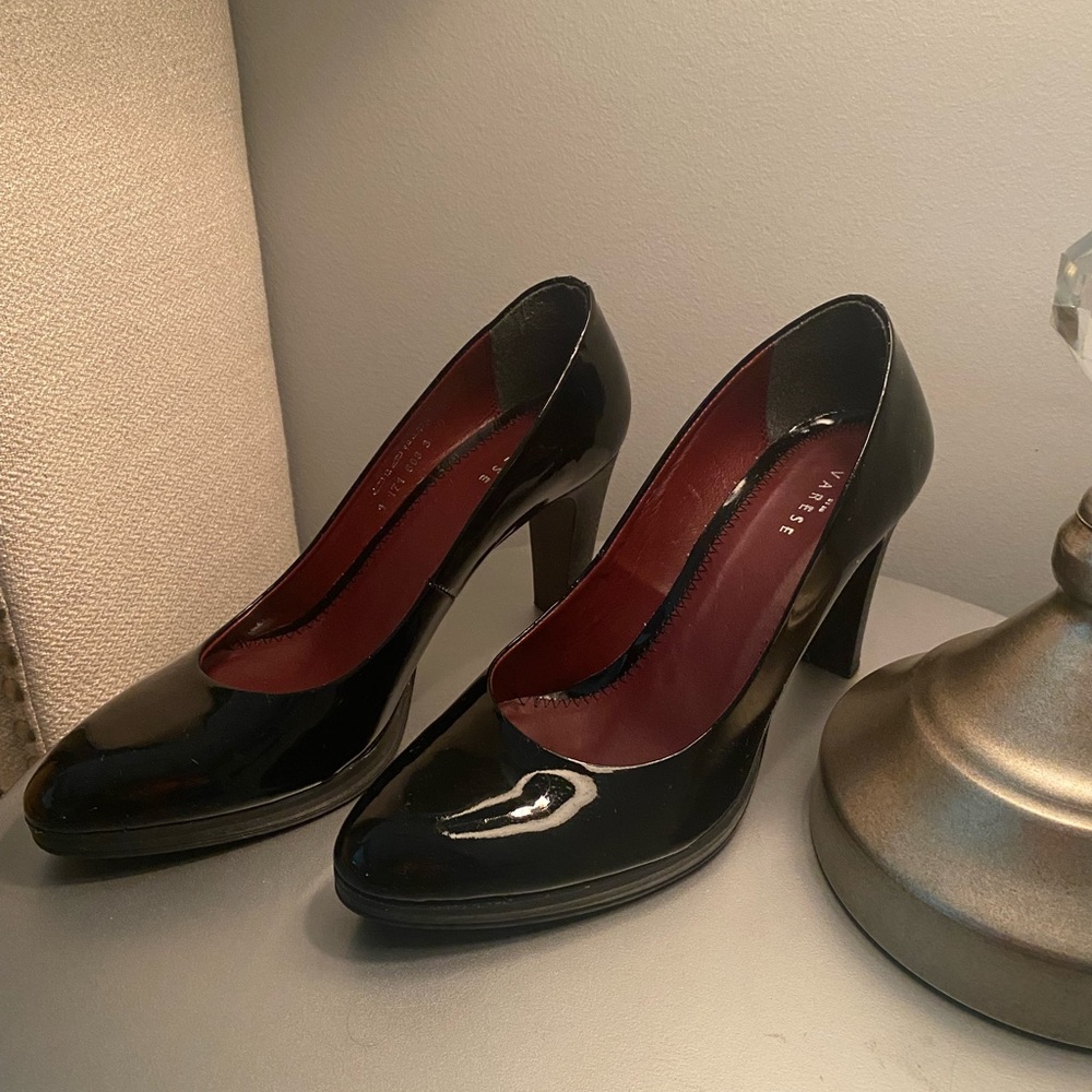 Varese Black Heels Shiny Size 9. VERY FAST SHIPPING!